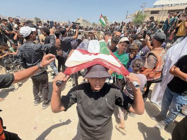 Los palestinos buscan reconstruir su ciudad y sepultar a sus fallecidos. EFE