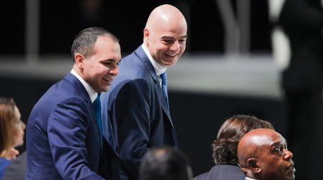 Ali bin Al Hussein (izq.) ha sido un fuerte crítico de la administración de Gianni Infantino. AFP