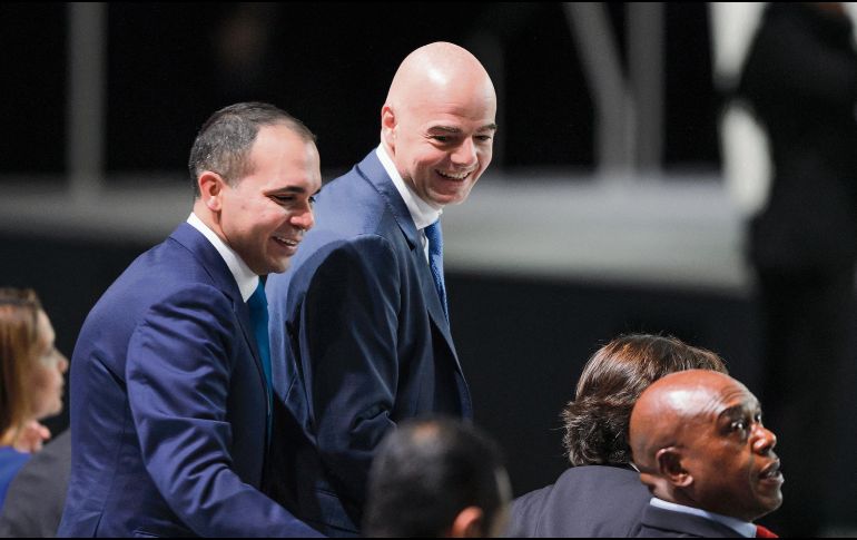 Ali bin Al Hussein (izq.) ha sido un fuerte crítico de la administración de Gianni Infantino. AFP