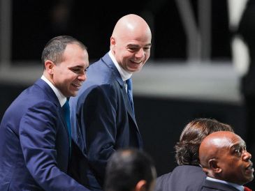 Ali bin Al Hussein (izq.) ha sido un fuerte crítico de la administración de Gianni Infantino. AFP