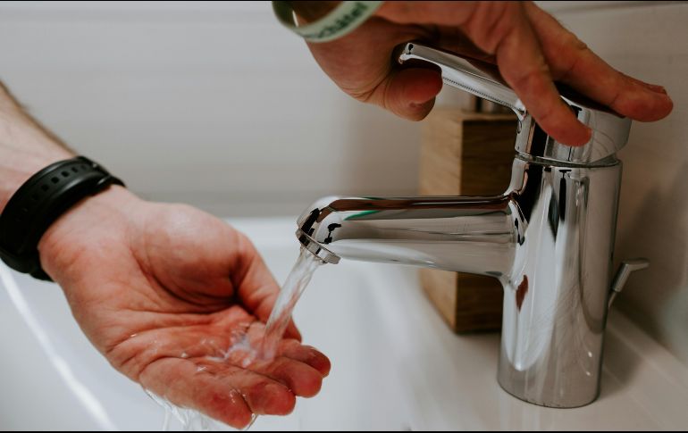 Los residentes del municipio de San Sebastián del Oeste mayores de 60 años podrán acceder a un 50% de descuento directo en el pago del servicio de agua potable. Unsplash