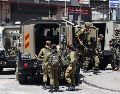 Vehículos del IDF, en la entrada del campo de refugiados de Qalandia, frente a la sede de la UNRWA, en Cisjordania ocupada. EFE/M. Gibelli