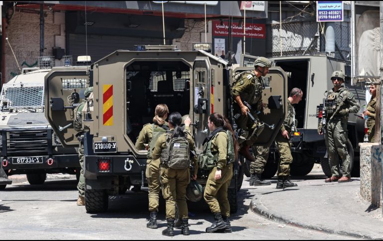 Vehículos del IDF, en la entrada del campo de refugiados de Qalandia, frente a la sede de la UNRWA, en Cisjordania ocupada. EFE/M. Gibelli