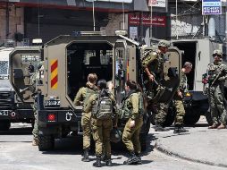 Vehículos del IDF, en la entrada del campo de refugiados de Qalandia, frente a la sede de la UNRWA, en Cisjordania ocupada. EFE/M. Gibelli