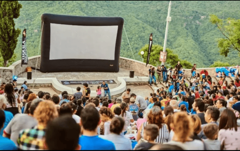 Ver una película al aire libre, recostado sobre el pasto y bajo el cielo estrellado, es una experiencia que se puede disfrutar en Guadalajara. ESPECIAL/ FACEBOOK / Cinema Live Guadalajara