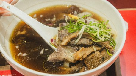 Para preparar un caldo de huesos en casa, es importante elegir cortes de carne que combinen hueso y cartílago. UNSPLASH / L. MILO