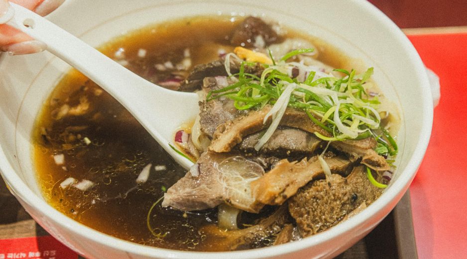 Para preparar un caldo de huesos en casa, es importante elegir cortes de carne que combinen hueso y cartílago. UNSPLASH / L. MILO