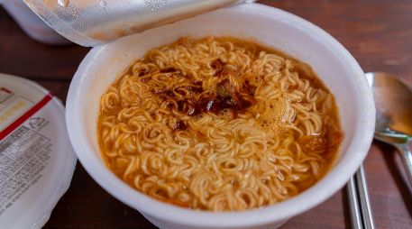 Un análisis detallado sobre el impacto nutricional de las sopas instantáneas. Conoce qué ingredientes esconden, cómo afectan tu salud cardiovascular y qué recomiendan las autoridades sanitarias. Unsplash