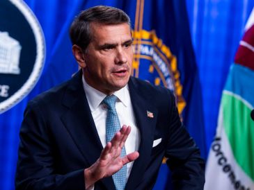 El fiscal general interino de EU, Todd Blanche, habla con los periodistas sobre las medidas de lucha contra el Cartel Nueva Generación en el Departamento de Justicia en Washington, D.C. EFE/EPA/J. SCALZO