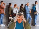 La mente humana experimenta una profunda ansiedad de estatus al hacer fila. Nos preguntamos constantemente si hemos elegido la línea correcta o si alguien más está avanzando más rápido que nosotros en el supermercado. ESPECIAL / CANVA