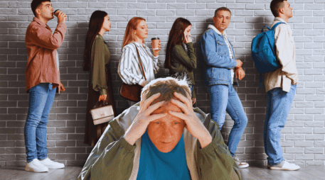 La mente humana experimenta una profunda ansiedad de estatus al hacer fila. Nos preguntamos constantemente si hemos elegido la línea correcta o si alguien más está avanzando más rápido que nosotros en el supermercado. ESPECIAL / CANVA