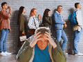 La mente humana experimenta una profunda ansiedad de estatus al hacer fila. Nos preguntamos constantemente si hemos elegido la línea correcta o si alguien más está avanzando más rápido que nosotros en el supermercado. ESPECIAL / CANVA