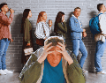 La mente humana experimenta una profunda ansiedad de estatus al hacer fila. Nos preguntamos constantemente si hemos elegido la línea correcta o si alguien más está avanzando más rápido que nosotros en el supermercado. ESPECIAL / CANVA