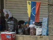 Fotografía de archivo en la que se captó a una pareja en una zona afectada por los terremotos del pasado 24 de junio en Venezuela, en Tanaguaneras. EFE/H. Chirinos