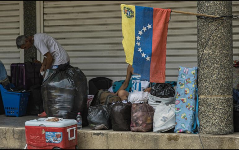 Fotografía de archivo en la que se captó a una pareja en una zona afectada por los terremotos del pasado 24 de junio en Venezuela, en Tanaguaneras. EFE/H. Chirinos