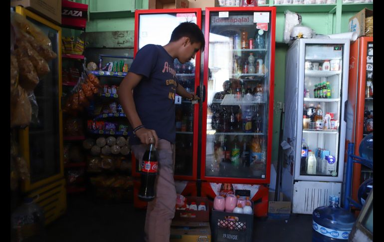 En los últimos seis meses, los productos que han tenido mayores ajustes al alza son las bebidas refrescantes, cigarros, botanas y frituras, embutidos y frutas y verduras. EL INFORMADOR/ARCHIVO