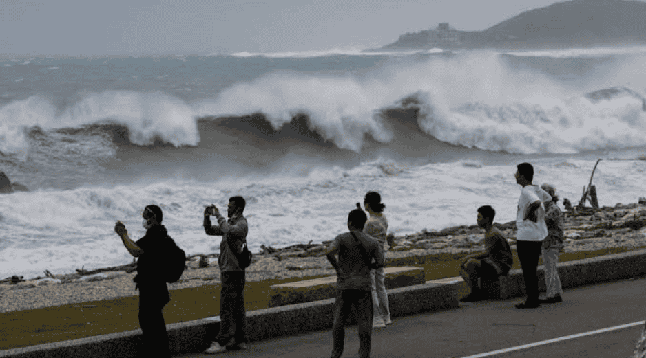 Más allá de Zhejiang, otras regiones costeras están tomando medidas drásticas ante la inminente llegada del ciclón, preparando refugios temporales y el pre posicionamiento de equipos de rescate, así como también la suspensión de actividades marítimas y ferroviarias. EFE /R. B. Tongo