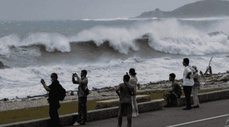 Más allá de Zhejiang, otras regiones costeras están tomando medidas drásticas ante la inminente llegada del ciclón, preparando refugios temporales y el pre posicionamiento de equipos de rescate, así como también la suspensión de actividades marítimas y ferroviarias. EFE /R. B. Tongo