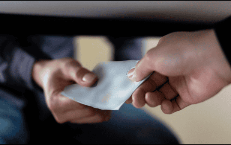 La presunta colusión de policías con vendedores de drogas al menudeo y bandas criminales es una de las causas que explican la aparición de nuevos lugares para comprar sustancias ilegales. CANVA