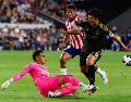 Tala Rangel detiene el avance de Heung-Min Son en una jugada del encuentro. EFE/C. Torres