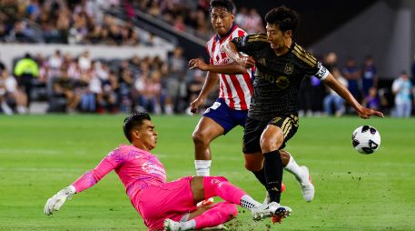 Tala Rangel detiene el avance de Heung-Min Son en una jugada del encuentro. EFE/C. Torres