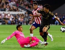 Tala Rangel detiene el avance de Heung-Min Son en una jugada del encuentro. EFE/C. Torres