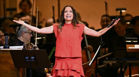 La cantautora mexicana saluda al público tras su actuación con el director venezolano Gustavo Dudamel, en el Carnegie Hall de Nueva York, en 2024. AFP