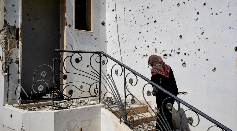 Ihsan Yaghi, de 60 años y vecina de la localidad de Zawtar al Gharbiya, entra en su vivienda tras el paso del ejército israelí por la localidad de Zawtar Al Gharbiya, al sur del Líbano. EFE/ E. Gutiérrez