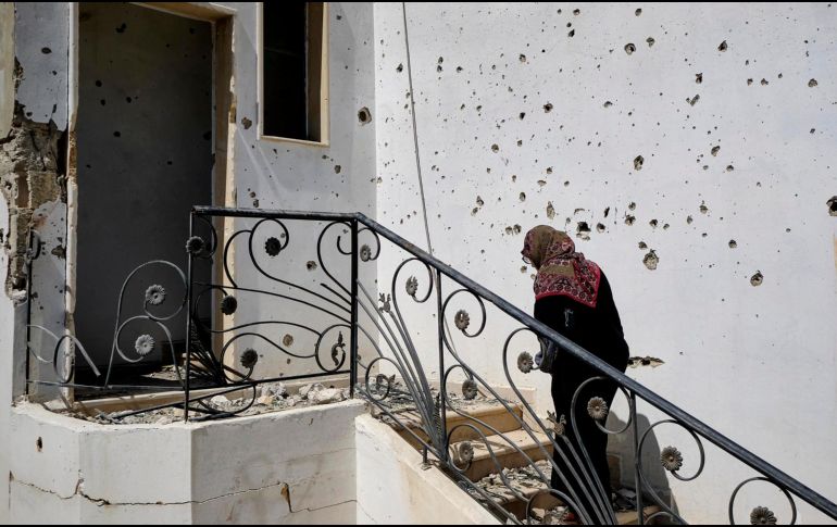 Ihsan Yaghi, de 60 años y vecina de la localidad de Zawtar al Gharbiya, entra en su vivienda tras el paso del ejército israelí por la localidad de Zawtar Al Gharbiya, al sur del Líbano. EFE/ E. Gutiérrez