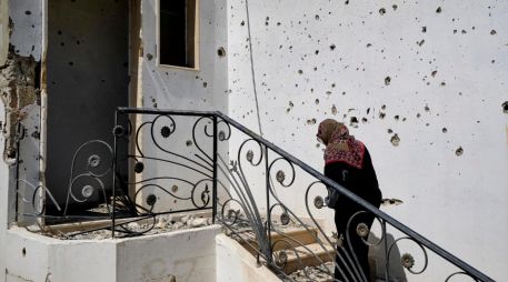 Ihsan Yaghi, de 60 años y vecina de la localidad de Zawtar al Gharbiya, entra en su vivienda tras el paso del ejército israelí por la localidad de Zawtar Al Gharbiya, al sur del Líbano. EFE/ E. Gutiérrez