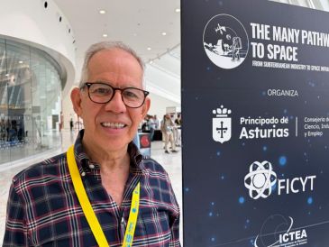 El experto en asteroides de la NASA Humberto Campins. EFE/P. Carballido