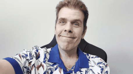 La propiedad del famoso, ubicada en el área de Miami, continuó resguardada por elementos policiales durante este miércoles. ESPECIAL / X / @PerezHilton