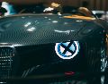 los grupos ópticos de autos y motocicletas estaban fabricados con micas de cristal, un material sumamente frágil ante impactos mecánicos. UNSPLASH / E. CHEN