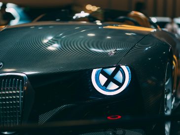 los grupos ópticos de autos y motocicletas estaban fabricados con micas de cristal, un material sumamente frágil ante impactos mecánicos. UNSPLASH / E. CHEN