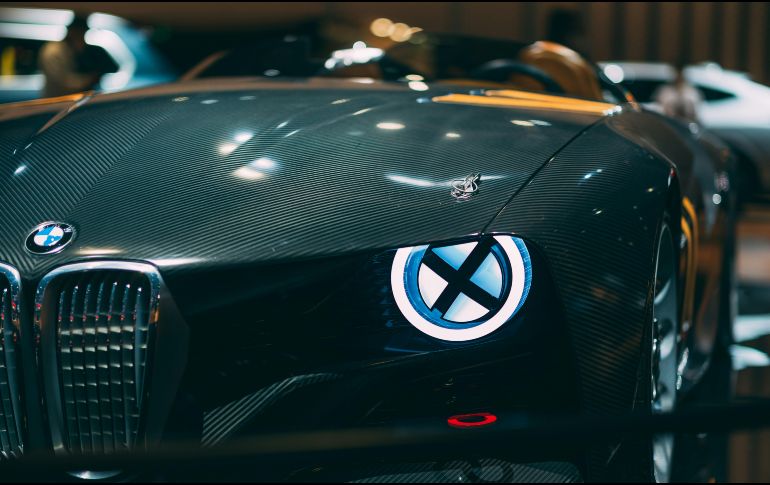 los grupos ópticos de autos y motocicletas estaban fabricados con micas de cristal, un material sumamente frágil ante impactos mecánicos. UNSPLASH / E. CHEN