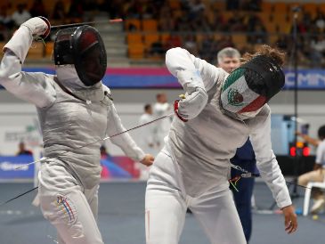 Dentro del Pabellón de Esgrima de Santo Domingo, Nataly Michel, Jimena Torres, Georgina Morales y Natalia Botello sobrevivieron a una intensa Final por equipos contra Venezuela para llevarse el oro con el florete. EFE/ R. Sura.