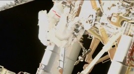 Astronautas de la NASA realizan caminata espacial para preparar nuevos paneles solares en la EEI