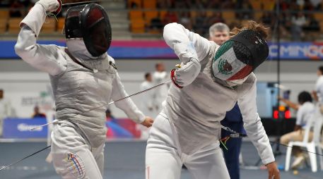 Dentro del Pabellón de Esgrima de Santo Domingo, Nataly Michel, Jimena Torres, Georgina Morales y Natalia Botello sobrevivieron a una intensa Final por equipos contra Venezuela para llevarse el oro con el florete. EFE/ R. Sura.