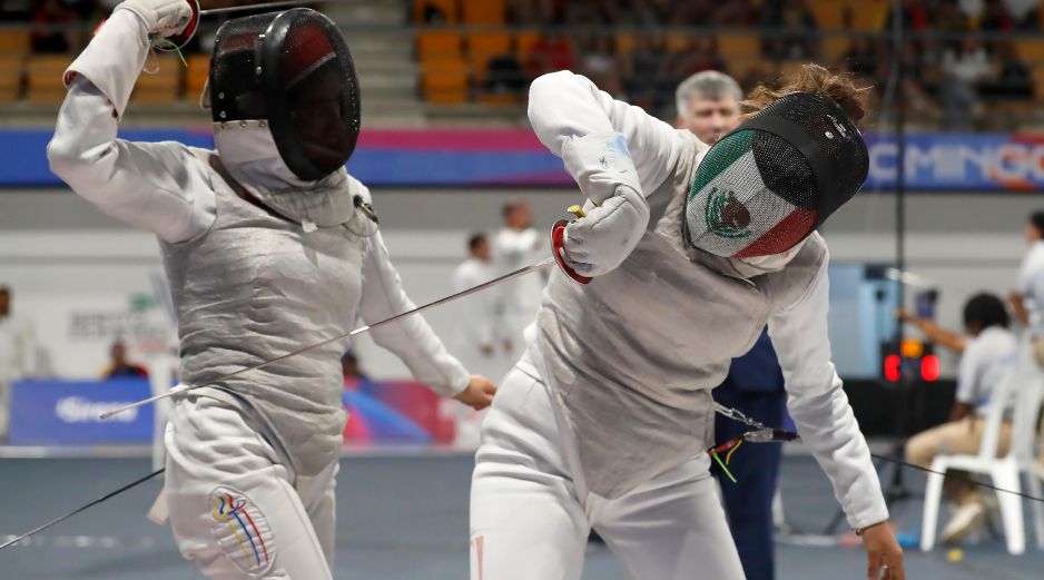 Dentro del Pabellón de Esgrima de Santo Domingo, Nataly Michel, Jimena Torres, Georgina Morales y Natalia Botello sobrevivieron a una intensa Final por equipos contra Venezuela para llevarse el oro con el florete. EFE/ R. Sura.