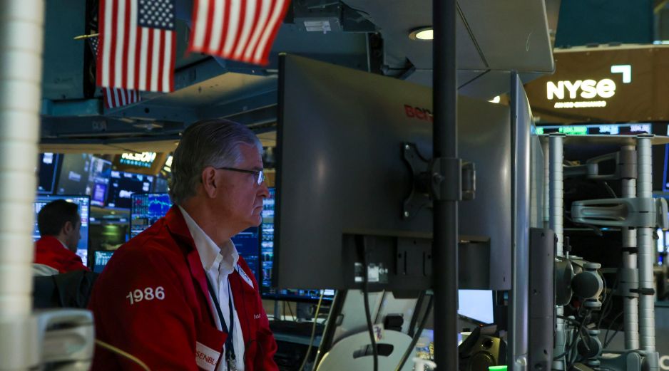El petróleo de Texas cerró con una subida del 2.75 %, hasta 77.29 dólares el barril, lo que generó aversión al riesgo y ventas de acciones. EFE/S. Yenesel