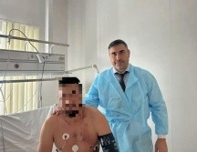 El veterano de guerra pudo recargar un rifle que llevaba para ahuyentar al oso, que seguía al acecho. EFE / Ministro de Sanidad de la región de Altái