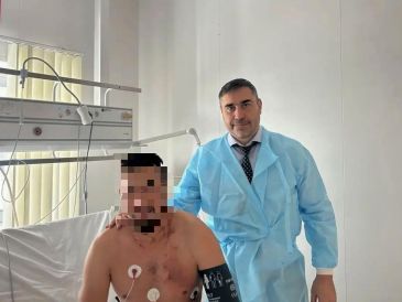 El veterano de guerra pudo recargar un rifle que llevaba para ahuyentar al oso, que seguía al acecho. EFE / Ministro de Sanidad de la región de Altái