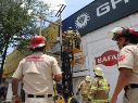 El trabajador fue entregado a paramédicos, quienes confirmaron lesiones en brazos, manos y tórax. ESPECIAL/Bomberos de Guadalajara