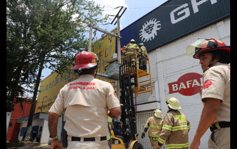 El trabajador fue entregado a paramédicos, quienes confirmaron lesiones en brazos, manos y tórax. ESPECIAL/Bomberos de Guadalajara