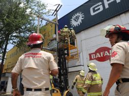 El trabajador fue entregado a paramédicos, quienes confirmaron lesiones en brazos, manos y tórax. ESPECIAL/Bomberos de Guadalajara