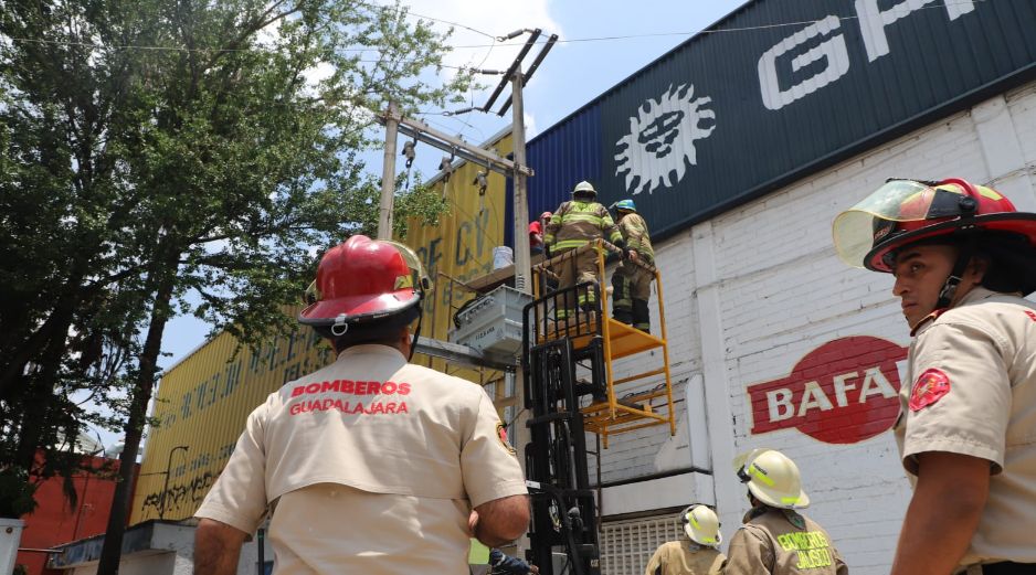 El trabajador fue entregado a paramédicos, quienes confirmaron lesiones en brazos, manos y tórax. ESPECIAL/Bomberos de Guadalajara