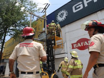 El trabajador fue entregado a paramédicos, quienes confirmaron lesiones en brazos, manos y tórax. ESPECIAL/Bomberos de Guadalajara