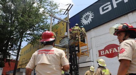 El trabajador fue entregado a paramédicos, quienes confirmaron lesiones en brazos, manos y tórax. ESPECIAL/Bomberos de Guadalajara