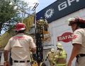 El trabajador fue entregado a paramédicos, quienes confirmaron lesiones en brazos, manos y tórax. ESPECIAL/Bomberos de Guadalajara