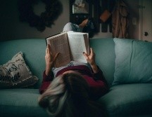 Disfruta de grandes e interesantes historias a través de la lectura este verano. ESPECIAL/FOTO DE MATIAS NORTH EN UNSPLASH.